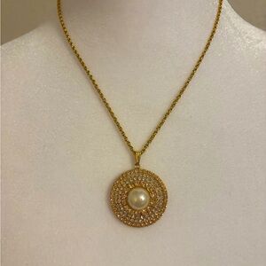 Elegant Gold Pendant Necklace